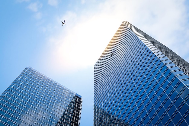 Perspective de rendu 3d le gratte-ciel est dirigé vers le dégradé bleu ciel