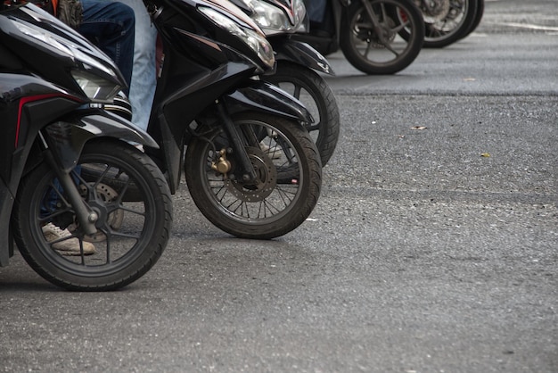 Perspective de roue de moto sur une route