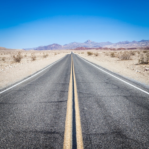 Perspective de route au milieu du désert de la Vallée de la Mort, USA