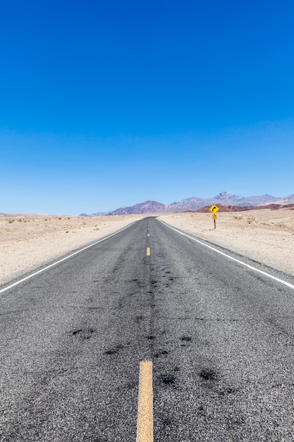 Perspective de route au milieu du désert de la Vallée de la Mort, USA