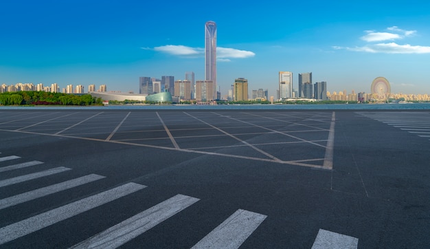 Perspectives de l&#39;autoroute, du revêtement en asphalte, du bâtiment commercial de la ville