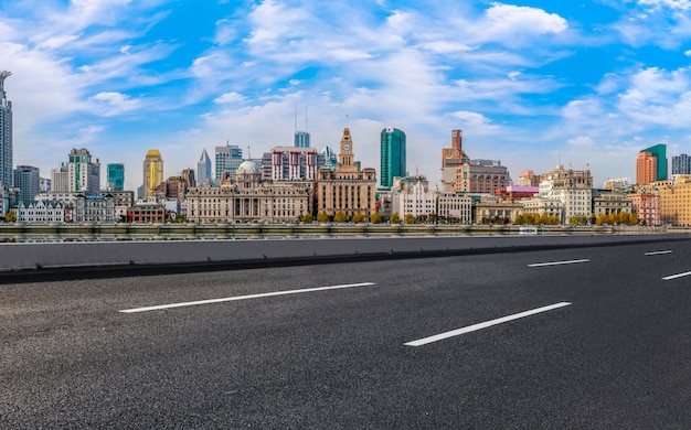 Perspectives de l&#39;autoroute, du revêtement en asphalte, du bâtiment commercial de la ville