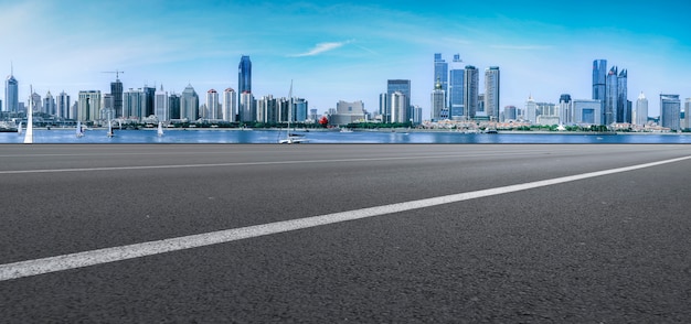 Perspectives de l&#39;autoroute, du revêtement en asphalte, du bâtiment commercial de la ville