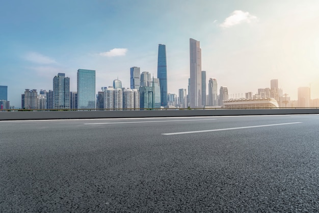 Perspectives de l&#39;autoroute, du revêtement en asphalte, du bâtiment commercial de la ville