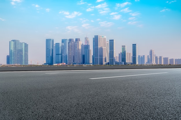 Perspectives de l&#39;autoroute, du revêtement en asphalte, du bâtiment commercial de la ville