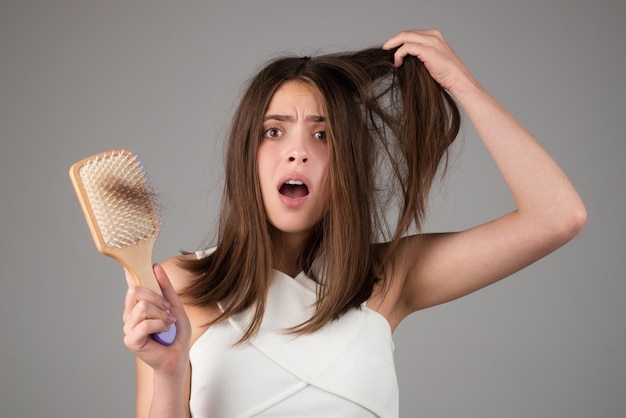 Perte de cheveux femme avec un peigne et problème de cheveux perte de cheveux femme stressée et problèmes de calvitie