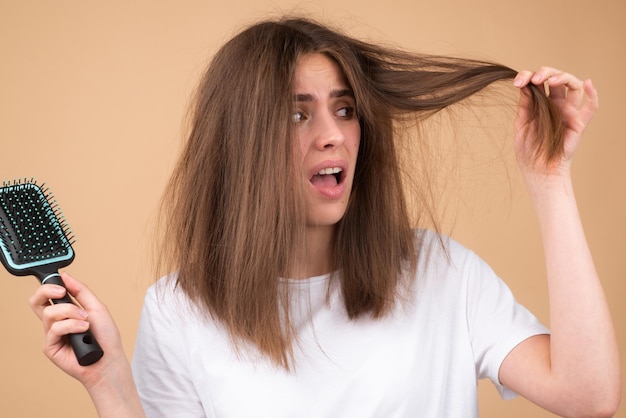 Perte de cheveux femme avec un peigne et des problèmes de cheveux perte de cheveux femme stressée et problèmes chauves