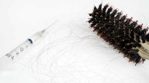 Perte de cheveux perte de cheveux tous les jours de graves problèmes se concentrent sur les cheveux avec une seringue