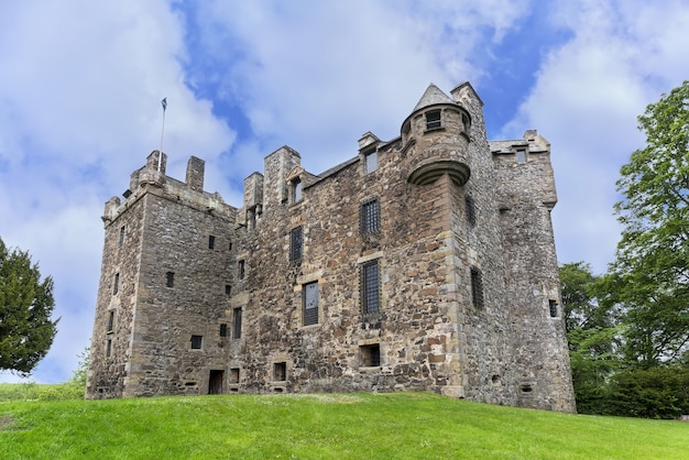 Perth , Ecosse - 25 mai 2019 : Le château d'Elcho est situé à une courte distance au-dessus de la rive sud de la rivière Tay