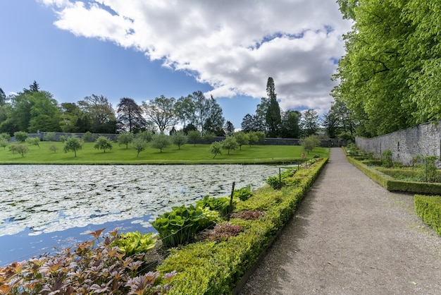 Perthshire, Écosse - 24 mai 2019 : Jardin et étang dans l'élégant château de Blair blanc situé près du village de Blair Atholl, l'une des attractions les plus touristiques des Highlands écossais