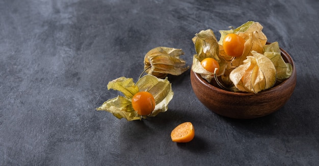 Peruvana physalis jaune frais en enveloppe sur fond sombre. copie espace. Image horizontale