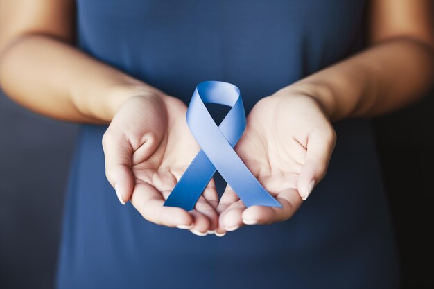 Photo perwinkle ruban sensibilisation avec arc de couleur sur la main de la femme pour le cancer de l'estomac et de l'intestin grêle