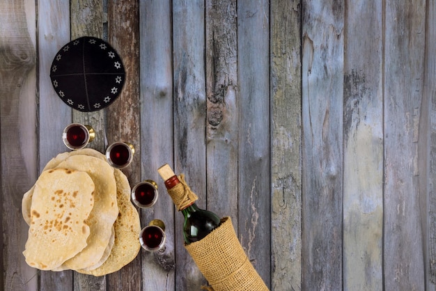 Pessah juif attribue dans la composition quatre tasses de vin et une matsa de la Pâque