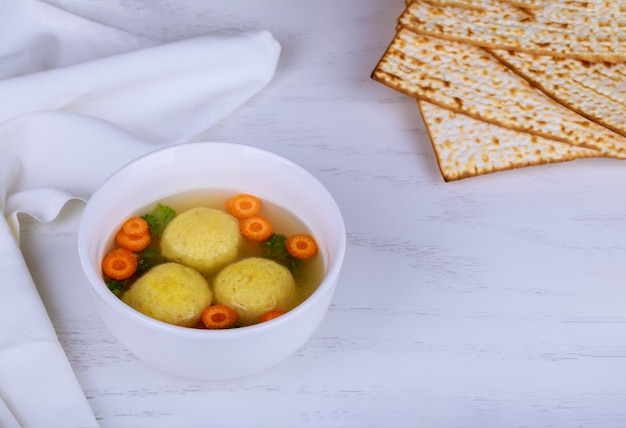 Pessah soupe délicieuse avec la matzah