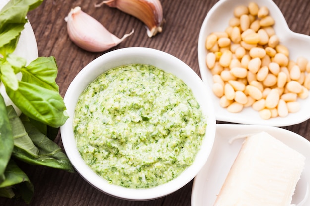 Pesto au basilic vert, parmesan, pignons de pin et ail