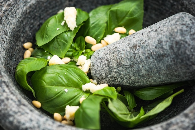 Pesto de basilic aux pignons de pin dans un mortier de granit