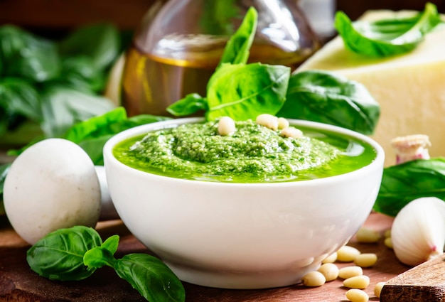 Pesto dans un bol mise au point sélective