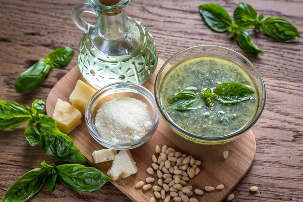 Pesto avec des ingrédients sur la table en bois