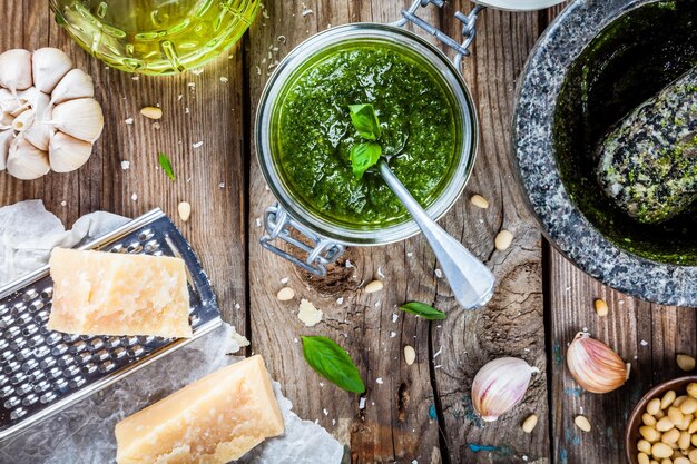 Pesto maison basilic parmesan pignons ail huile d'olive sur table en bois