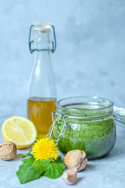 pesto de pissenlit végétalien à l'huile d'olive citron ail et noix sur fond gris