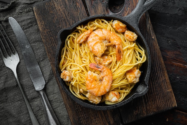 Pesto de spaghetti aux fruits de mer prêt à manger, dans une poêle en fonte