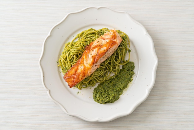 Pesto de spaghettis au saumon grillé