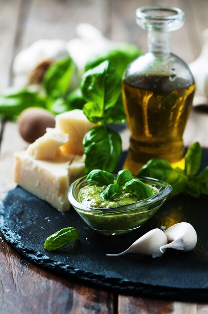 Pesto traditionnel italien au basilic, à la chesse et à l'huile