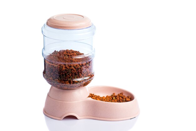 Pet Dry Food Storage Meal Feeder Distributeur ou distributeur de nourriture pour animaux sur fond blanc