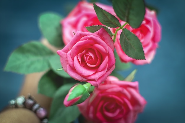 Photo pétale de rose rose fleurs bouquet dans la mariée ou la demoiselle d'honneur main lors de la cérémonie de mariage