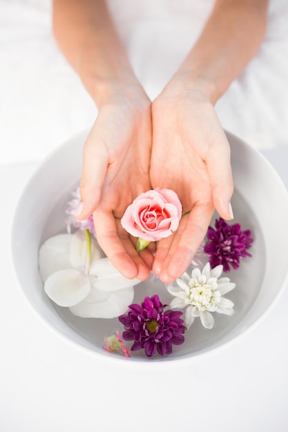 Pétales de fleur dans un bol en bois