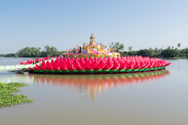 Pétales de lotus en tissu dans la rivière.