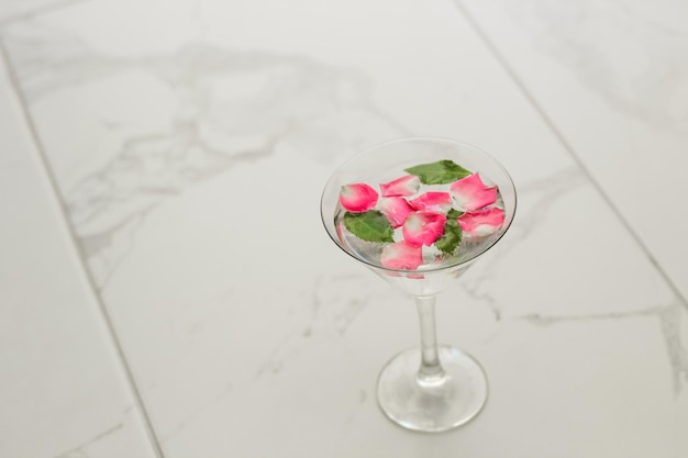 Pétales de rose dans un concept de verre à martini de style de beauté et de mode