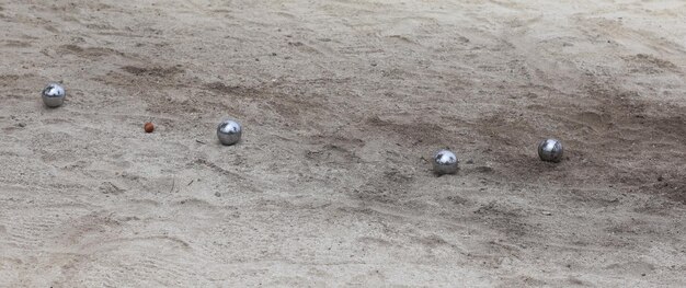 pétanque, jeu avec des boules d'acier sur le sable