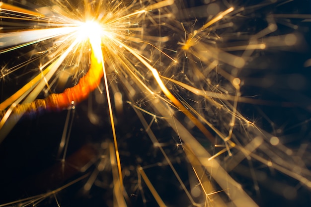 Pétard, feu d&#39;artifice abstrait sur fond noir.