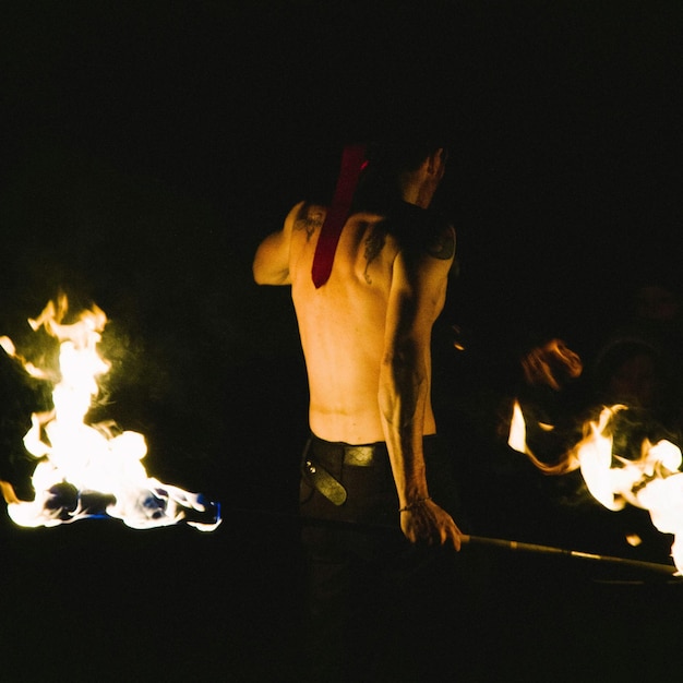 Des pétards la nuit.