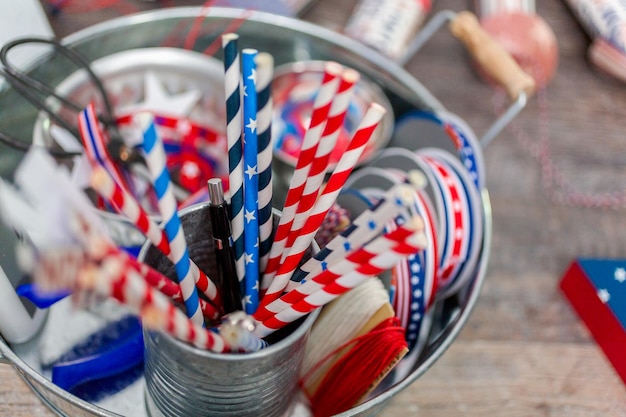 Pétards en papier en papier rouge, blanc et bleu pour la célébration du 4 juillet.