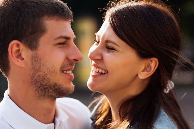 Le petit ami regarde sa copine en riant sincèrement