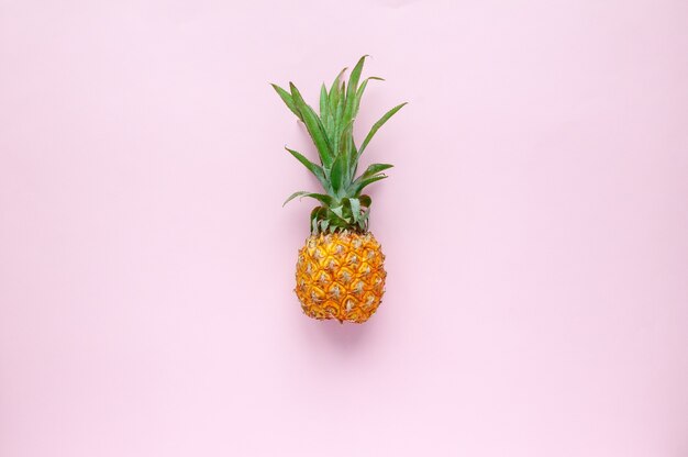 Un petit ananas mûr