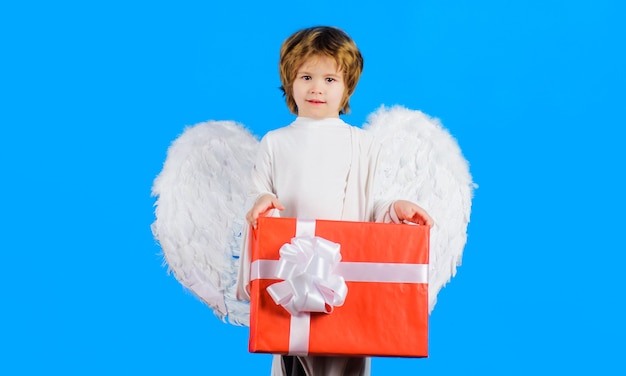Petit ange aux ailes blanches avec cadeau, enfant garçon avec boîte-cadeau, Saint Valentin
