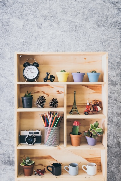 Petit arbre dans un petit pot, décoration de plantes à la maison ou au bureau