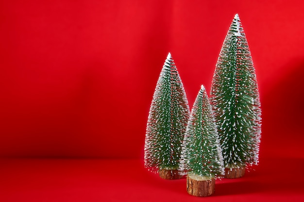 Photo petit arbre de noël sur rouge