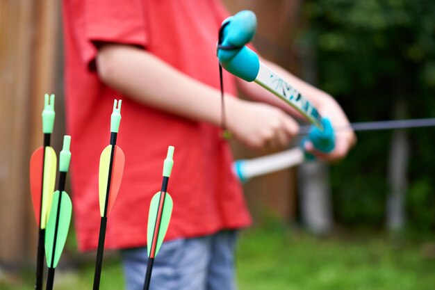 Petit archer avec arc et flèches