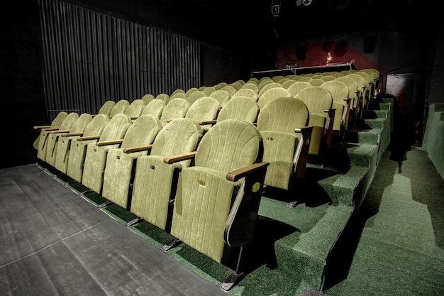 Petit auditorium avec fauteuils verts
