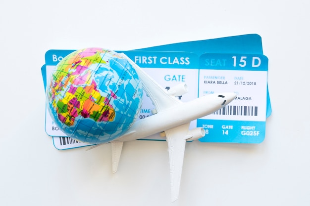 Petit avion avec des billets et un globe