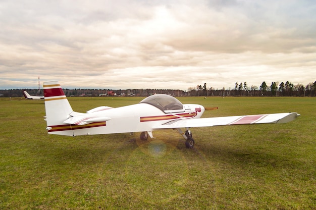 Un petit avion dans le champ.