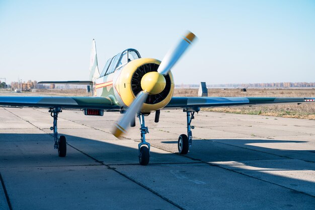 Photo petit avion privé ultra-léger à l'aéroport de l'aérodrome