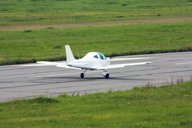 Petit avion de sport sur la piste