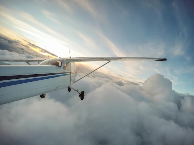 Petit avion survolant le paysage de montagne canadien