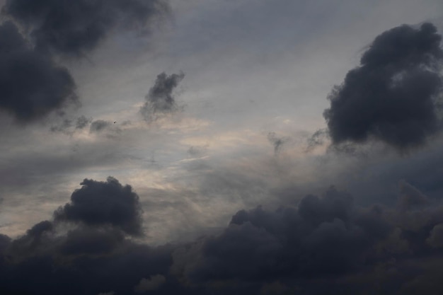 Photo un petit avion vole dans le ciel