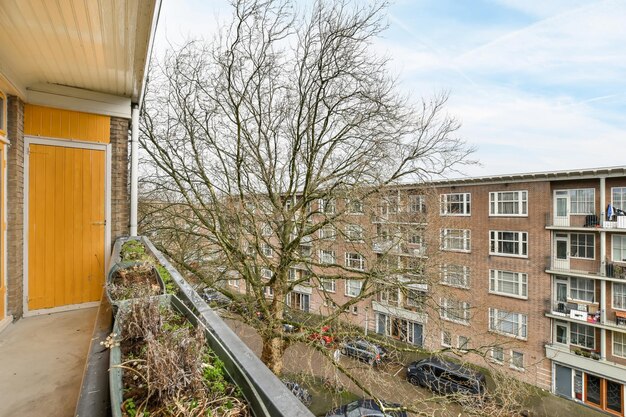 Un petit balcon avec des pots de plantes et une vue sur la rue de la ville